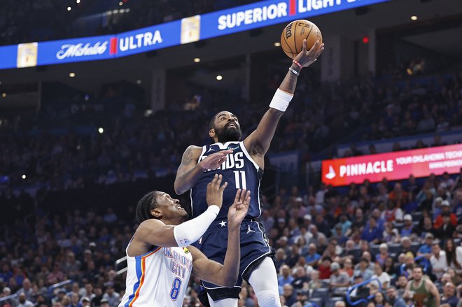 Ob odsotnosti poškodvanega Luke Dončića je Kyrie Irving prevzel vajeti Dallasove igre v svoje roke. FOTO: Alonzo Adams/Usa Today Sports Via Reuters Con