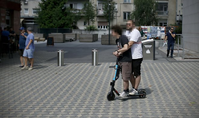 V nekaterih državah je električni skiro prepovedan na pločnikih, pa tudi, da se z njim vozi več kot ena oseba. FOTO: Blaž Samec