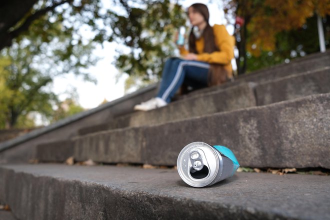 Starostna meja se vse bolj niža in energetske pijače pijejo celo 10-letni otroci, nemalokrat tudi z vednostjo staršev. FOTO: Shutterstock
