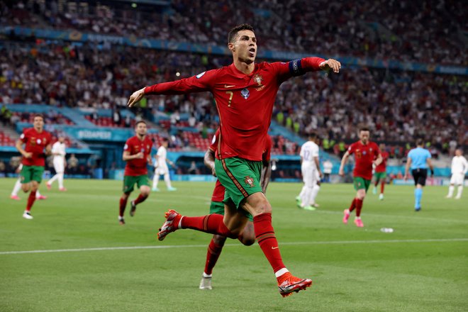 Cristiano Ronaldo prihaja v Stožice. FOTO: Bernadett Szabo/Reuters