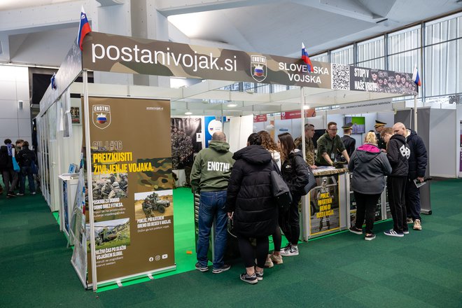 Zakaj pa se govori samo o mladih. Če bi bila vojna, v katero nas evropski politiki potiskajo brez našega mandata, ali bi bila vojna samo za mlade? FOTO: Črt Piksi