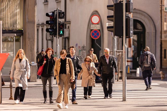 Največje povečanje izdatkov je pri državnih investicijah. Glede na leto 2019 smo zanje namenili skoraj milijardo evrov nad rastjo BDP. FOTO: Črt Piksi/Delo