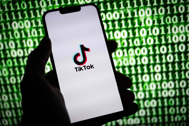 Tiktok so razglasili za aplikacijo za množično krajo podatkov in zato bo v ZDA prepovedan, če bo ostal v lasti kitajske družbe Bytedance. FOTO: Sebastien Bozon/AFP