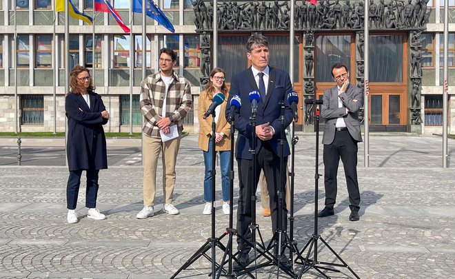Vodja poslanske skupine Borut Sajovic je na novinarsko vprašanje, ali se bodo zavzemali, da referendume izvedejo sočasno z evropskimi volitvami, ki bodo v Sloveniji 9. junija, odvrnil, da »možnost za to poslovniško ta trenutek z današnjo vložitvijo obstaja«. FOTO: STA