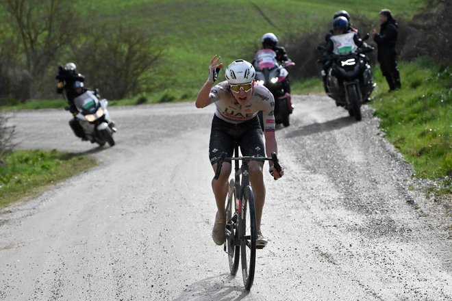 Tadej Pogačar je sezono začel z izjemno zmago na Strade Bianche. FOTO: Marco Bertorello/AFP