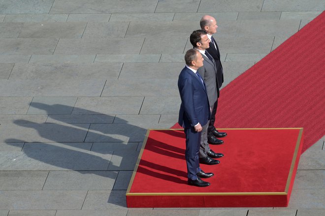 Poljski premier Donald Tusk, francoski predsednik Emmanuel Macron in nemški kancler Olaf Scholz med srečanjem v Berlinu Foto Fabian Bimmer/Reuters