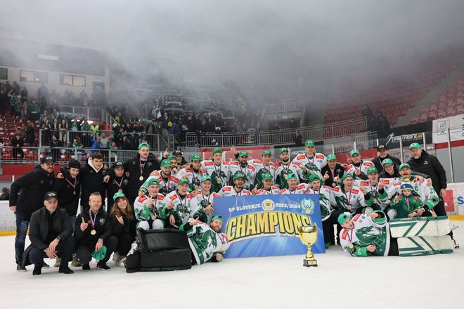 Olimpijini hokejisti so si na Jesenicah dali duška ob zmagoslavju v državnem prvenstvu. FOTO: Blaž Samec/Delo