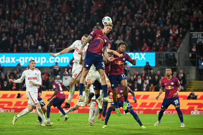 Benjamin Šeško (v skoku) med tekmo v Kölnu. FOTO: Ina Fassbender/AFP