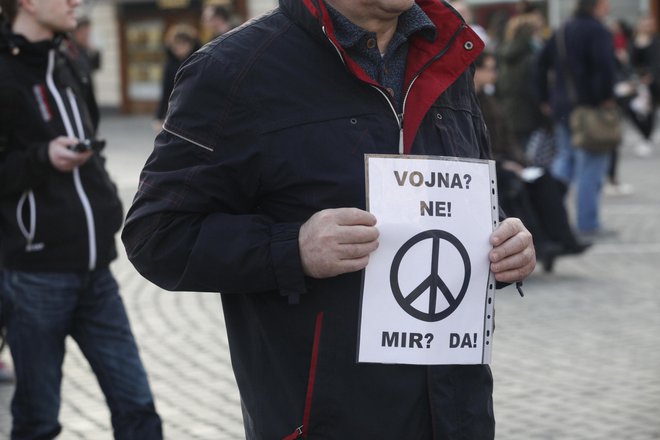Najnovejša raziskava javnega mnenja kaže, da bi samo še vsak drugi državljan, natančneje 52 odstotkov, na referendumu glasoval za to, da Slovenija ostane članica zveze Nato. Foto: Mavric Pivk