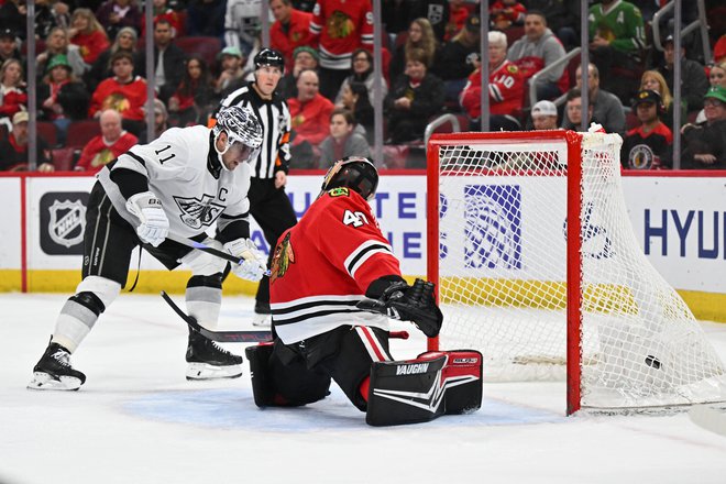 Anže Kopitar je vratarju Chicaga Arvidu Soderblomu povzročil glavobol FOTO: Jamie Sabau/Usa Today Sports Via Reuters Con