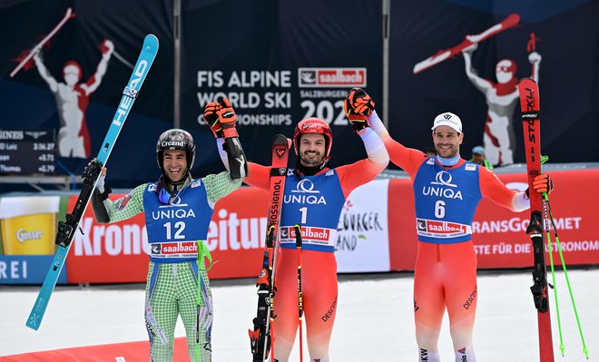 Zmagovalna trojka zadnjega veleslaloma, drugi Joan Verdu (levo), prvi Loic Meillard (v sredini) tretji Thomas Tumler. FOTO: Joe Klamar/AFP