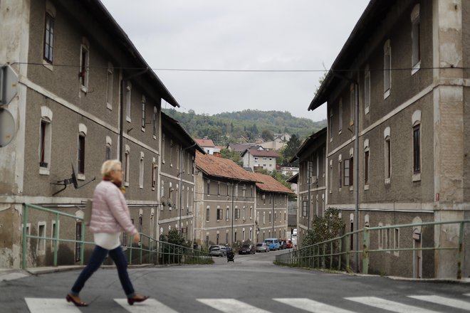 Slovenci smo zelo navezani na svoje stanovanje, ki pa nam nujno ne omogoča kakovostnega življenja. Zlasti če smo starejši. Foto Leon Vidic