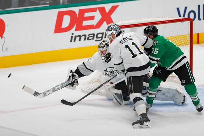 Anže Kopitar (s številko 11) se je trudil po svojih močeh, vendar ni mogel preprečiti poraza. FOTO: Andrew Dieb/Usa Today Sports