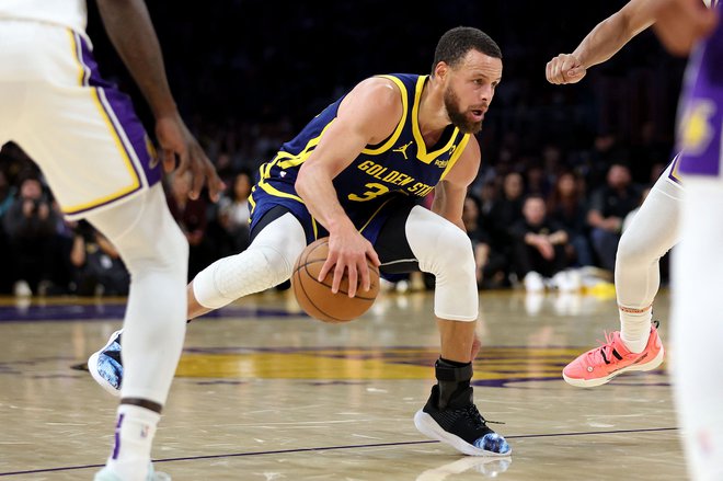 Stephen Curry je bil med najvidnejšimi igralci na parketu. FOTO: Sean M. Haffey/AFP