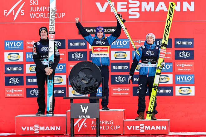 Peter Prevc (levo) je v končni razvrstitvi norveške turneje osvojil odlično drugo mesto za avstrijskim zmagovalcem Stefanom Kraftom (na sredini), čigar rojak Daniel Huber (desno) je bil tretji. FOTO: Geir Olsen/AFP