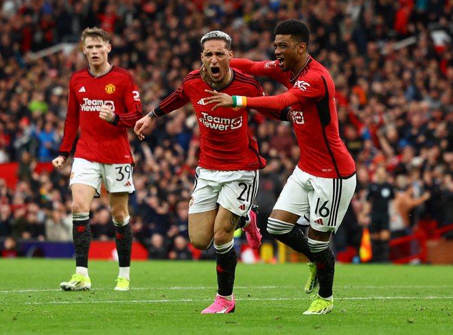 Soccer Football - FA Cup - Quarter Final - Manchester United v Liverpool - Old Trafford, Manchester, Britain - March 17, 2024 Manchester United's Antony celebrates scoring their second goal with Amad Diallo REUTERS/Molly Darlington TPX IMAGES OF THE DAY Foto Molly Darlington Reuters