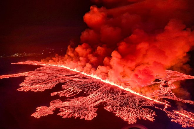 Znova je izbruhnil ognjenik na Islandiji, že četrtič od decembra. Razpoka naj bi bila dolga približno 2,9 kilometra, kar je približno enaka velikost kot zadnji izbruh februarja. Oblasti so več tednov opozarjale, da je izbruh na polotoku Reykjanes južno od Reykjavika neizbežen. Mesto izbruha je bilo na istem območju kot prejšnjič 8. februarja.  Foto: Handout/Afp