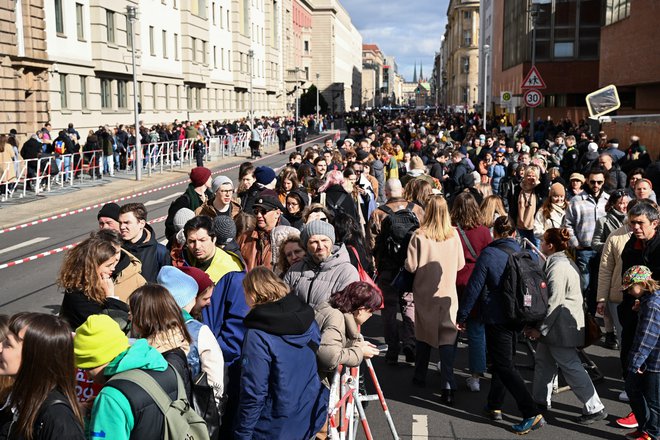 Rusi, živeči v Nemčiji, so včeraj v Berlinu protestirat proti režimu Vladimirja Putina.  FOTO: Annegret Hilse/Reuters