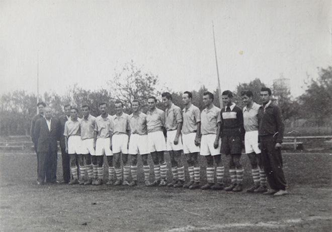Moštvo Korotana iz Kranja, ki je leta 1953 osvojilo naslov prvaka v zahodni skupini slovenske lige, pred tem pa je bilo v letih 1950 in 1951 dvakrat prvak enotne slovenske lige. FOTO: Arhiv NK Triglav