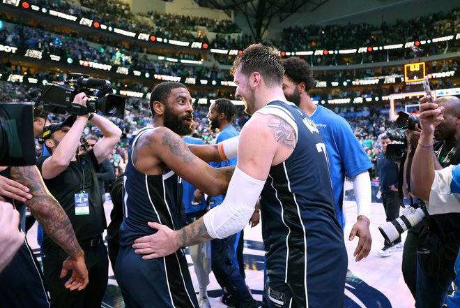 Luka Dončić ni mogel verjeti svojim očem, ko je Kyrie Irving (levo) zadel prek rok 23 cm višjega Nikole Jokića. FOTO: Kevin Jairaj/USA Today Sports