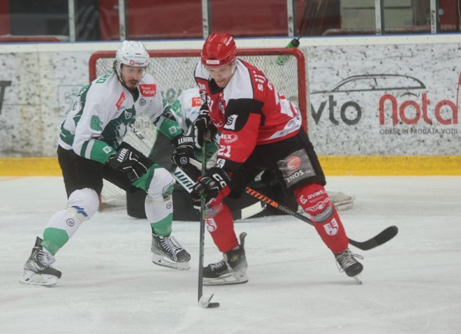 Dvoboji Olimpije in Jesenic v Sloveniji pritegnejo več zanimanja kot tekme v ICEHL in AHL. FOTO: Blaž Samec/Delo