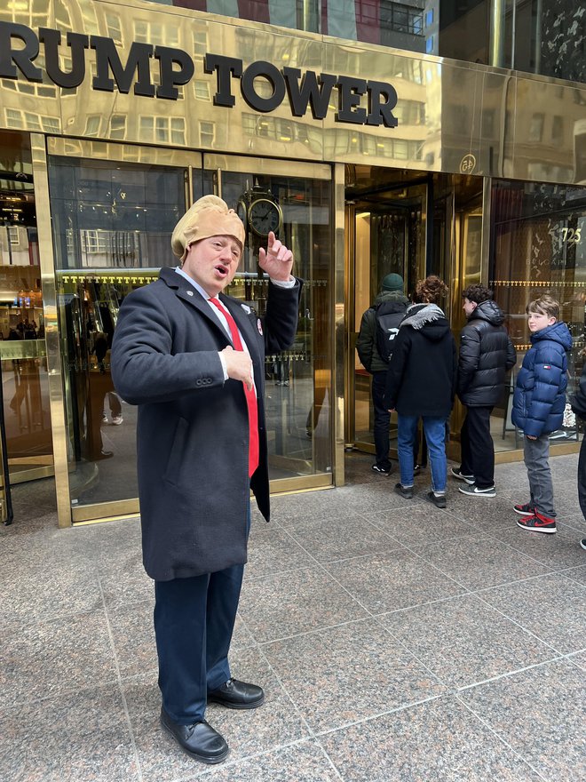 Nepravi Trump pred Trumpovim nebotičnikom na newyorški Peti aveniji. FOTO: Barbara Kramžar