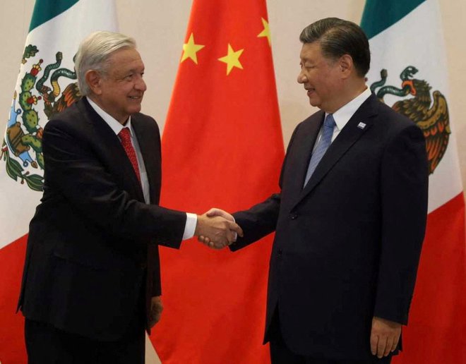 Če trenj med Washingtonom in Pekingom ne bo izkoristila Mehika, bo to storila katera druga država. Na fotografiji mehiški predsednik Andrés Manuel López Obrador in njegov kitajski kolega Xi Jinping. FOTO: Reuters