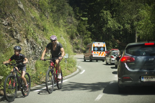 Kolesarji in avtomobili na cesti na gorski prelaz Vršič. FOTO: Jure Eržen/Delo