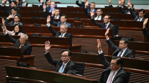Nekdanja britanska kolonija je končno dobila sloviti »23. člen«, kot se imenuje pravkar sprejeti zakon, vse odkar je Hongkong leta 1997 prešel pod oblast LR Kitajske. FOTO: Peter Parks/AFP