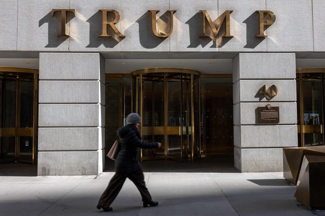 Nebotičnik iz tridesetih let minulega stoletja na ulici Wall Street morda ne bo več dolgo v Trumpovi lasti.

Foto Spencer Platt/Getty Images/AFP