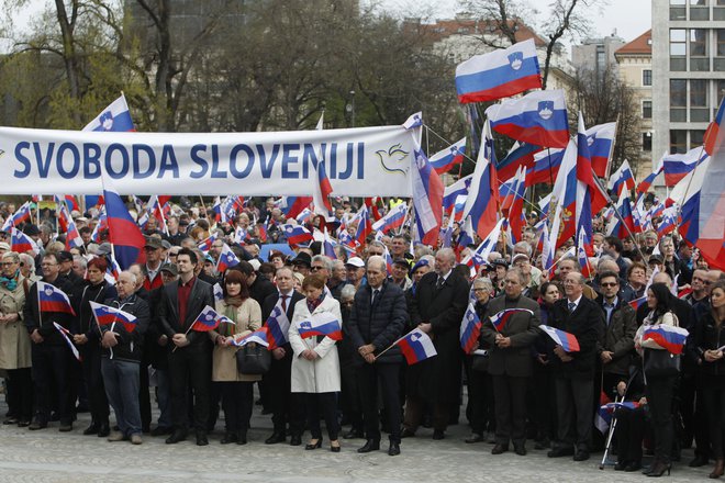 Na jutrišnjem protivladnem shodu SDS lahko pričakujemo množico slovenskih zastav, ki so razpoznavni in hkrati kamuflažni zaščitni znak protestov in shodov v režiji te stranke. FOTO: Leon Vidic/Delo