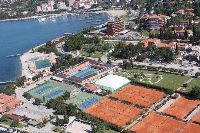 Pogled na Tenis center Portorož. Sedem peščenih igrišč v desnem spodnjem kotu bodo v celoti preuredili za druge športe. Dve betonski (modri) na levi bosta predvsem za mali nogomet in košarko, vendar tudi večnamenski. Balona nad dvema igriščema pa ne bo. Foto Boris Šuligoj