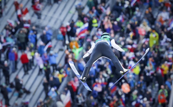 V Planici se vedno zberejo številni navijači naših skakalk in skakalcev. FOTO: Matej Družnik/Delo