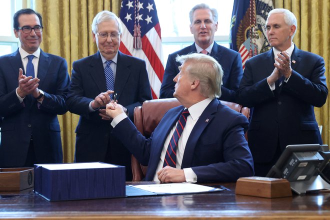 Z nekdanjim podpredsednikom Mikom Penceom (desno) na čelu se od Donalda Trumpa odmikajo številni nekdanji tesni sodelavci. FOTO: Jonathan Ernst/Reuters
