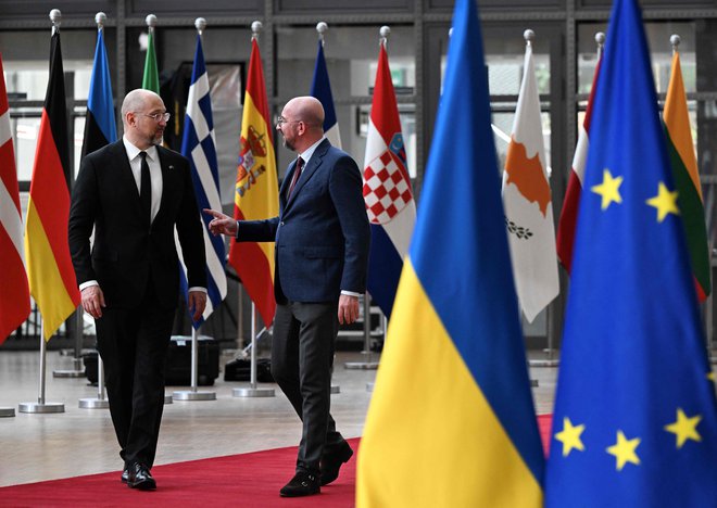 Predsednik evropskega sveta Charles Michel (desno) se je pred vrhom EU sestal z ukrajinskim predsednikom vlade Denisom Šmigalom.FOTO: John Thys/AFP