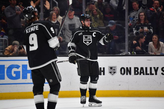 Mar 20, 2024; Los Angeles, California, USA; Los Angeles Kings center Anze Kopitar (11) celebrates his goal scored against the Minnesota Wild with right wing Adrian Kempe (9) during the second period at Crypto.com Arena. Mandatory Credit: Gary A. Vasquez-USA TODAY Sports Foto Gary A. Vasquez Usa Today Sports Via Reuters Con