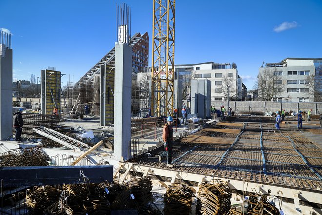 Gradnja poslovne stavbe Vilharia ob Vilharjevi cesti v Ljubljani.

FOTO: Jože Suhadolnik/Delo