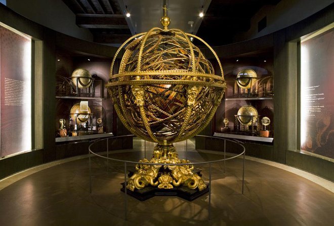 V muzeju so številni pomembni znanstveni artefakti, med njimi armilarna krogla astronoma Antonia Santuccija iz 16. stoletja. FOTO: Wikipedija