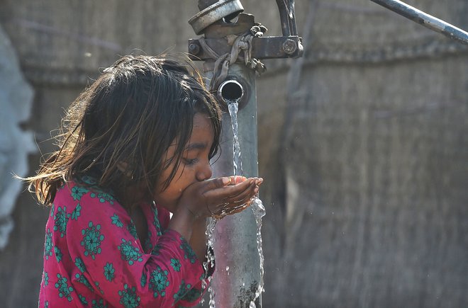Po ocenah ZN dve milijardi ljudi na svetu nima dostopa do varne pitne vode, do tri milijarde ljudi pa se s pomanjkanjem sooča vsaj en mesec na leto. FOTO: Arif Ali/AFP