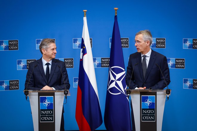 Generalni sekretar Nata Jens Stoltenberg (desno) je ob srečanju s premierom Robertom Golobom dejal, da Slovenijo vidi kot »visoko cenjeno zaveznico«. FOTO: Anže Malovrh/STA