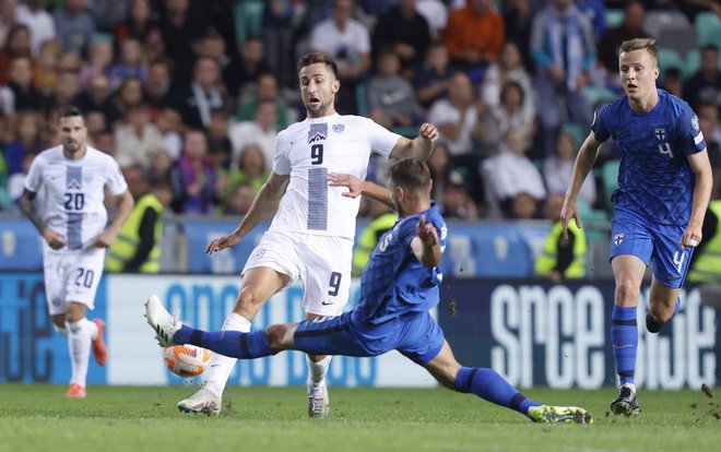 Andraž Šporar je dosegel prvi gol za Slovenijo na tekmi. FOTO: Borut Živulović/Reuters