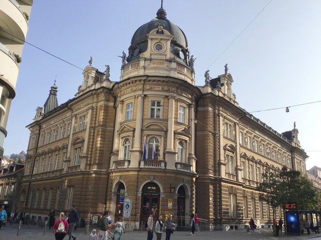 Janez Suhadolc: Glavna Pošta je najbolj impozantna neoklasicistična stavba v Ljubljani. Stavba kar prekipeva od vsemogočih motivov. Arhitekturni motivi se prelivajo v kiparsko okrasje in reliefne embleme. FOTO: Evita Lukež