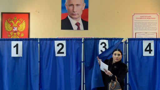 Državna volilna komisija je objavila rezultate glasovanj v ruskih diplomatskih predstavništvih po svetu. Vladimir Putin je v tujini v glavnem izgubljal.

FOTO: Stringer/Afp