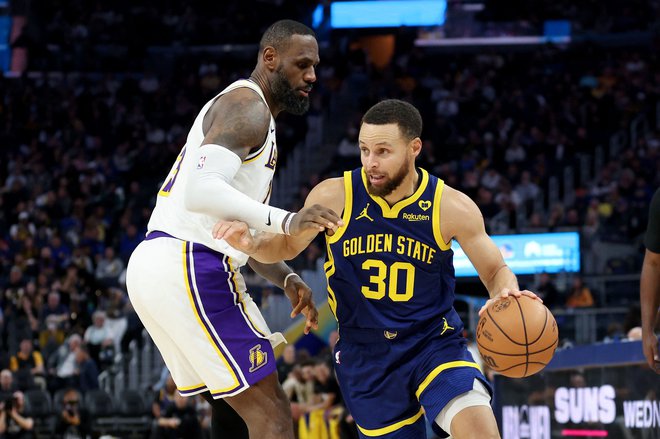 Stephen Curry (z žogo, levo LeBron James) še vedno spada med elitne ostrostrelce, toda njegova in tudi Golden Statova najboljša leta so mimo. FOTO: Ezra Shaw/AFP