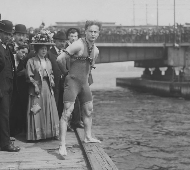 V verigah in lisicah pred skokom z mostu leta 1908 v Bostonu FOTO: Shutterstock