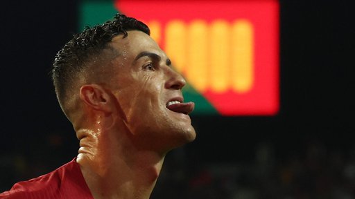 Kjerkoli se pojavi in kamorkoli stopi, je Cristiano Ronaldo idol. FOTO: Pedro Nunes/Reuters