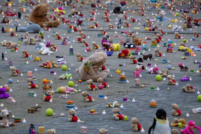 Igrače na bruseljskem krožišču Schuman, opomin na ukrajinske otroke, ki so jih odpeljali Rusi. FOTO: Nicolas Maeterlinck/AFP