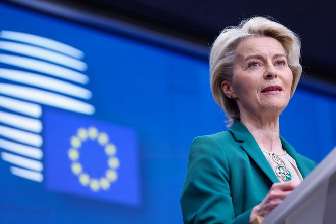 »Zmanjšali bodo zmožnost Rusije, da izkorišča EU za svoj vojni stroj,« je o ukrepih dejala predsednica evropske komisije Ursula von der Leyen. FOTO: Johanna Geron/Reuters