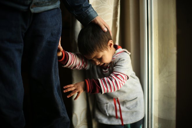 Kako jim dopovedati, da ni prav, če priljubljenost med vrstniki dosežejo z zbadanjem drugega? Kako pokazati, da je edina rešitev ničelna toleranca do nasilja? (fotografija je simbolična). FOTO: Jure Eržen