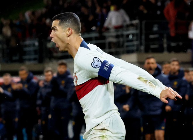 Cristiano Ronaldo je živa nogometna legenda – 205 nastopov in 128 golov v majici Portugalske sta absolutna svetovna rekorda. FOTO: Denis Balibouse Reuters
